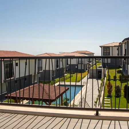 Amazing House With Shared Pool And Backyard Surrounded By Nature In Seferihisar, Apartment